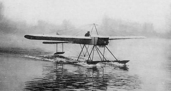 Blériot při pojíždění na hladině Seiny