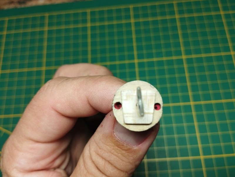 díry v hlavici i kuželu.jpg