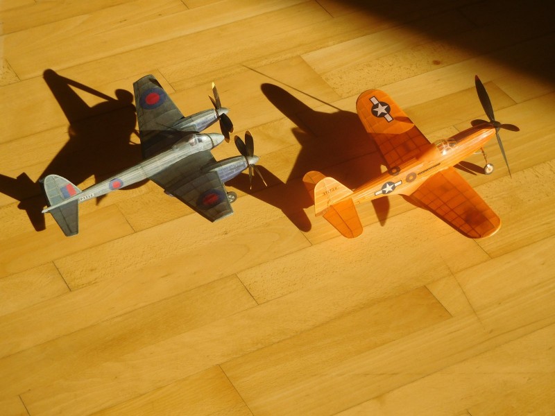 M.oř Hornet a P-63.JPG