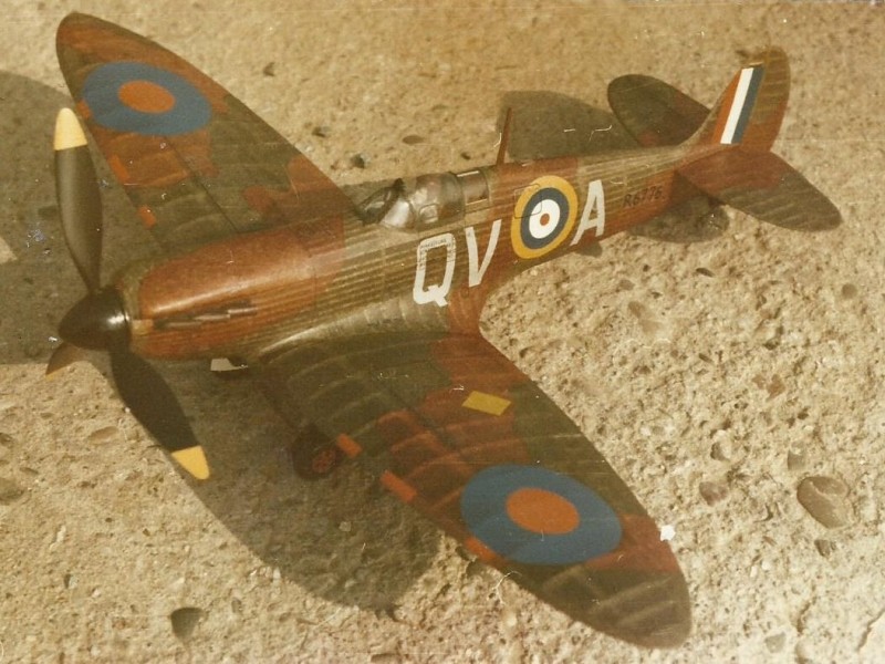 Spitfire MkIa  VL. Kunert 1972.jpg