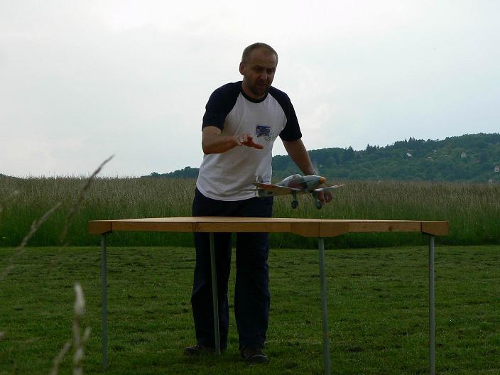 Felda pilotuje svůj nový He 112.JPG