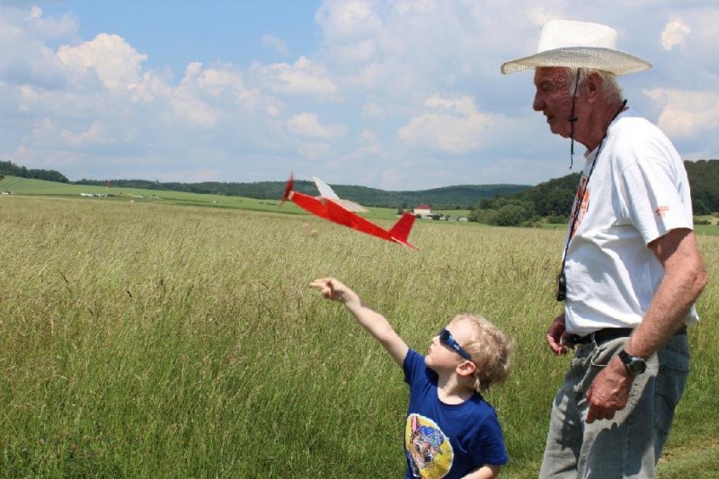 Malý Vít Pavlíček s Bobíkem.jpg