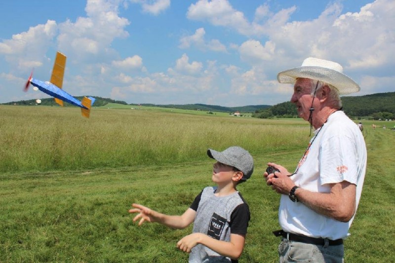 Startuje Velen Pospíšil s Bobíkem.jpg