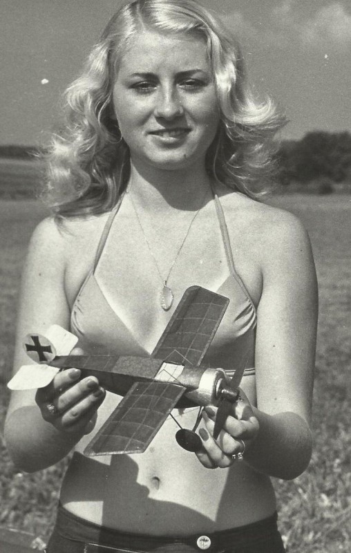 Magda Pekárková-Hladíková s Monoplane Hergth.jpg