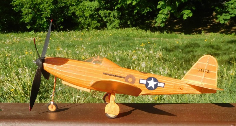 P-63 na lavičce.JPG