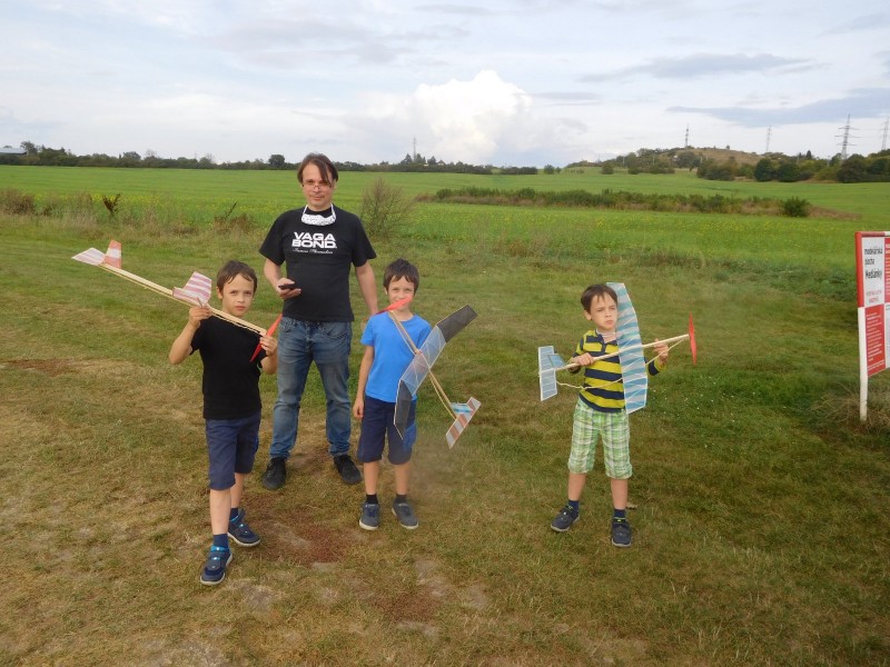 Mladíci s P-30 .JPG