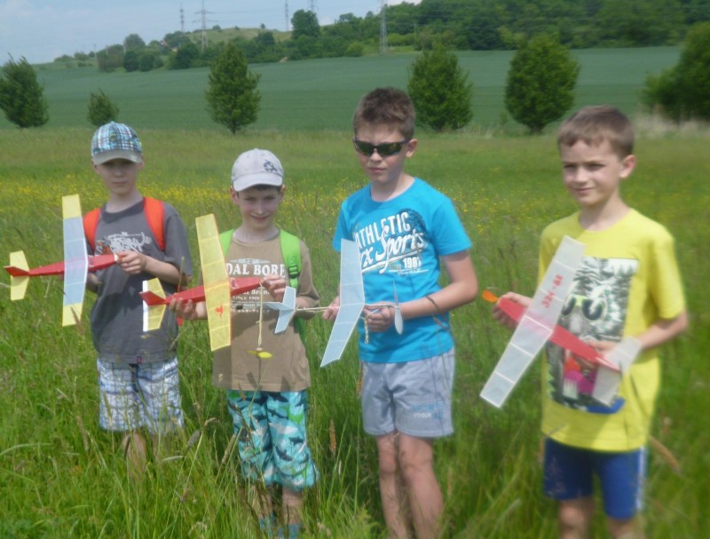 žáci s old-timery.JPG